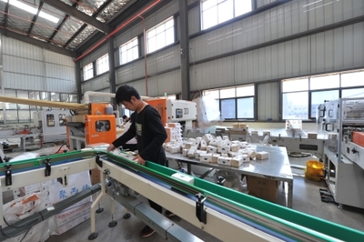 尋甸產(chǎn)業(yè)園區(qū)昆和公司新品“多多笑”紙制品走俏市場，為區(qū)域產(chǎn)業(yè)注入新活力